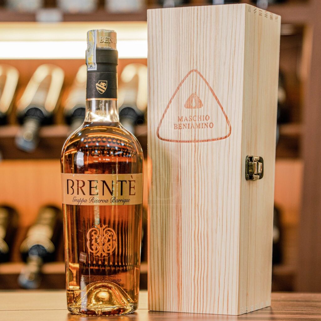 Rượu Grappa Ý: Hương Vị Mạnh Mẽ Từ Quả Nho Sau Thu Hoạch